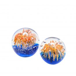 Briefbeschwerer orangefarbene Blume über blauen Untergrund